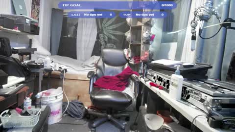 Snapshot of kinkybiguy14 chatting on 12/05/25, 01:03 Kinky Cassie online show from 12/05/25, 01:03