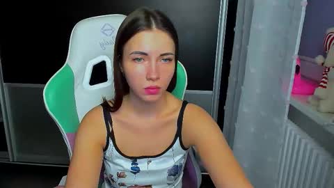 Snapshot of kira_moon_1 chatting on 01/07/26, 07:27 Kira online show from 01/07/26, 07:27