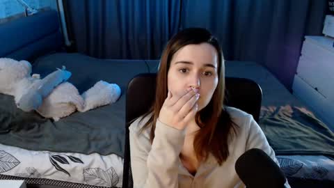 Snapshot of kira_yammy chatting on 12/12/24, 01:21 Kira follow me online show from 12/12/24, 01:21