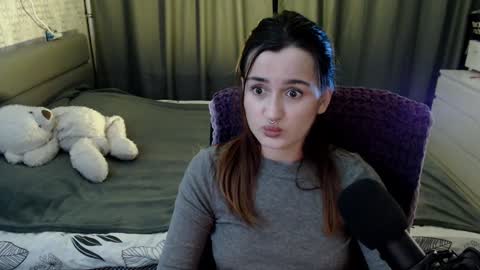 Snapshot of kira_yammy chatting on 12/19/24, 10:32 Kira follow me online show from 12/19/24, 10:32