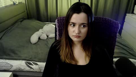 Snapshot of kira_yammy chatting on 12/20/24, 01:36 Kira follow me online show from 12/20/24, 01:36