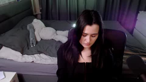 Snapshot of kira_yammy chatting on 12/28/24, 01:29 Kira follow me online show from 12/28/24, 01:29