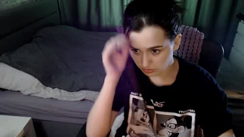 Snapshot of kira_yammy chatting on 12/31/24, 09:50 Kira follow me online show from 12/31/24, 09:50