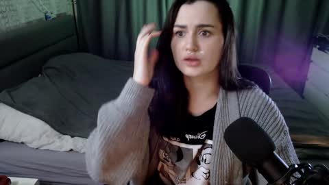 Snapshot of kira_yammy chatting on 01/01/25, 12:53 Kira follow me online show from 01/01/25, 12:53