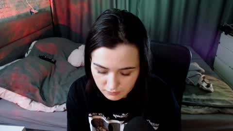 Snapshot of kira_yammy chatting on 01/01/25, 03:56 Kira follow me online show from 01/01/25, 03:56