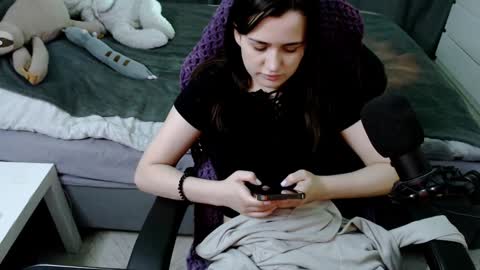 Snapshot of kira_yammy chatting on 01/25/25, 01:43 Kira follow me online show from 01/25/25, 01:43