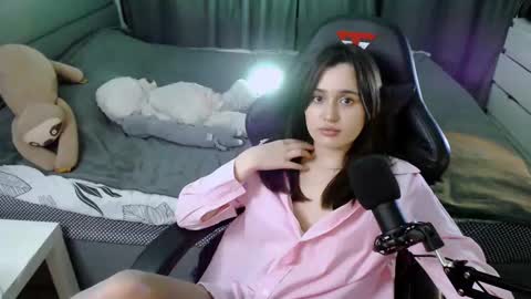 Snapshot of kira_yammy chatting on 02/14/25, 01:45 Kira follow me online show from 02/14/25, 01:45