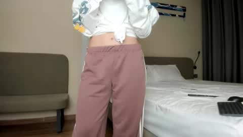 Snapshot of kiraempire chatting on 12/17/25, 04:24 love you online show from 12/17/25, 04:24