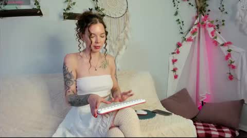 Snapshot of kiralotus chatting on 10/24/25, 07:05 little vampire online show from 10/24/25, 07:05