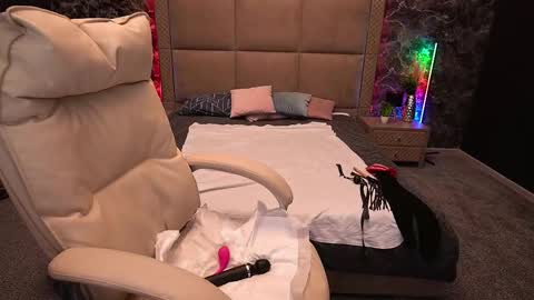 Snapshot of kiraroxx chatting on 02/26/25, 10:42 Kira online show from 02/26/25, 10:42