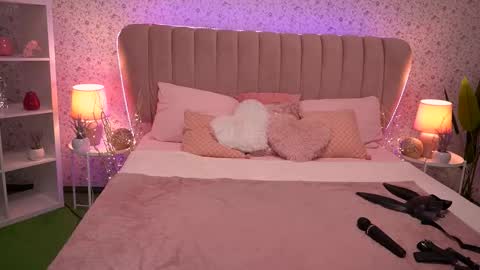 Snapshot of kiraroxx chatting on 09/13/25, 06:08 Kira online show from 09/13/25, 06:08