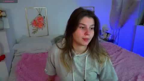 Snapshot of kirazephyr chatting on 10/26/25, 06:52 Kira online show from 10/26/25, 06:52