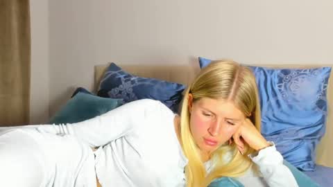 Snapshot of kirraa_ chatting on 05/22/26, 08:03 Kira online show from 05/22/26, 08:03