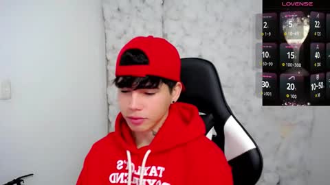 kiss_whitee online show from 12/14/25, 07:18