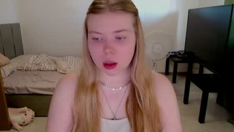 Snapshot of kitten_jenny01 chatting on 06/10/26, 03:55 Jennyblonde and Emmabrunette online show from 06/10/26, 03:55