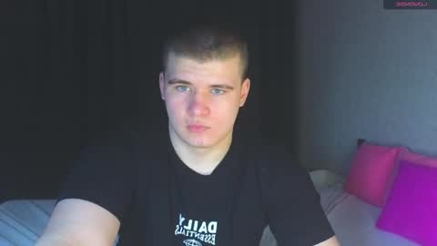 Snapshot of kittenmur chatting on 02/26/25, 03:19 Vlad online show from 02/26/25, 03:19