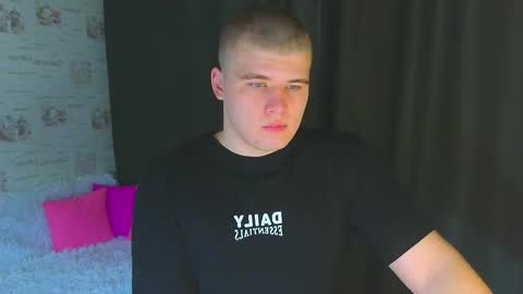 Snapshot of kittenmur chatting on 09/19/25, 09:04 Vlad online show from 09/19/25, 09:04