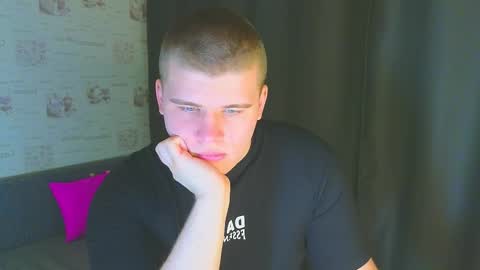 Snapshot of kittenmur chatting on 11/14/25, 08:51 Vlad online show from 11/14/25, 08:51