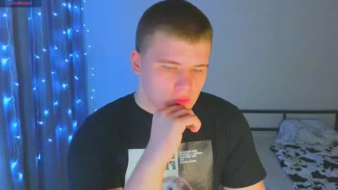 Snapshot of kittenmur chatting on 11/24/25, 02:33 Vlad online show from 11/24/25, 02:33