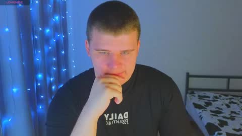 Snapshot of kittenmur chatting on 11/26/25, 03:51 Vlad online show from 11/26/25, 03:51