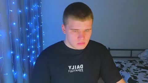 Snapshot of kittenmur chatting on 11/28/25, 09:50 Vlad online show from 11/28/25, 09:50