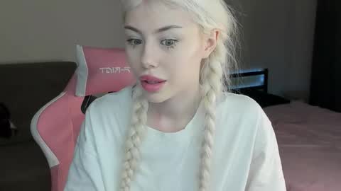 Snapshot of kitty0u0 chatting on 01/13/26, 09:14 erika 3 online show from 01/13/26, 09:14