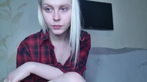 Snapshot of kitty_dora chatting on 03/09/25, 11:36 Evelyn online show from 03/09/25, 11:36