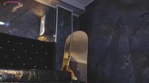 kitty_fox_b online show from 10/21/25, 01:23