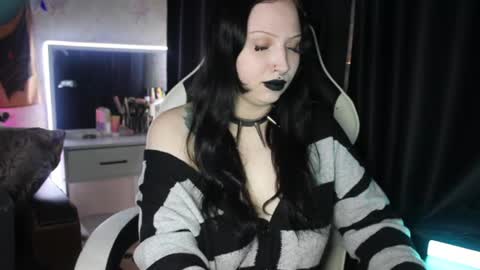 Snapshot of kitty_goth chatting on 06/19/26, 10:13 Hey Im Ellie if you like me and like my show give me a thumbs up hehe online show from 06/19/26, 10:13