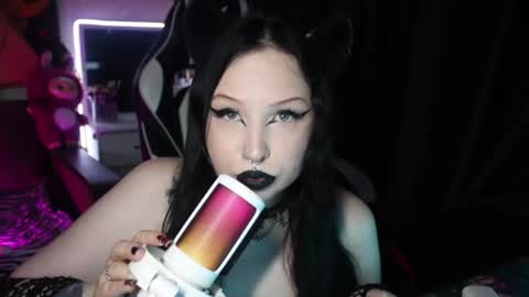 Snapshot of kitty_goth chatting on 07/17/26, 08:46 Hey Im Ellie if you like me and like my show give me a thumbs up hehe online show from 07/17/26, 08:46