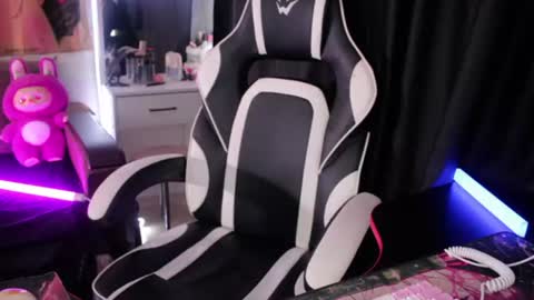 Snapshot of kitty_goth chatting on 08/03/26, 08:56 Hey Im Ellie if you like me and like my show give me a thumbs up hehe online show from 08/03/26, 08:56