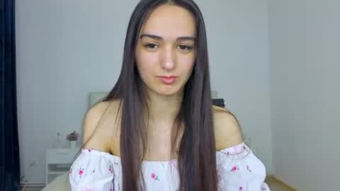 Snapshot of kitty_mi1a chatting on 06/20/26, 07:33 Elena online show from 06/20/26, 07:33