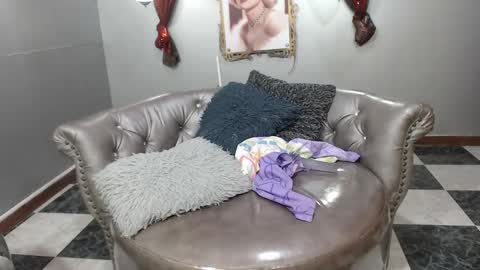 Snapshot of kitty_pervertedx chatting on 01/16/25, 01:27 kitty online show from 01/16/25, 01:27