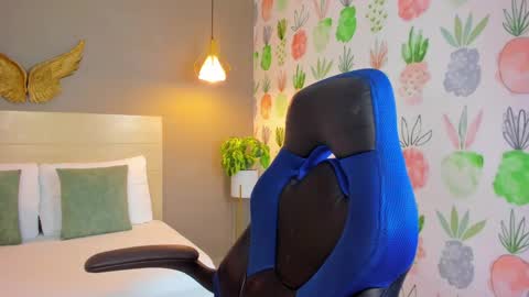 K I T T Y online show from 11/08/25, 12:49