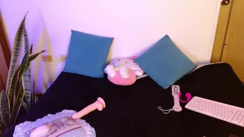 Snapshot of kittycatw chatting on 10/30/25, 07:14 LAURA help me reach 100likes online show from 10/30/25, 07:14