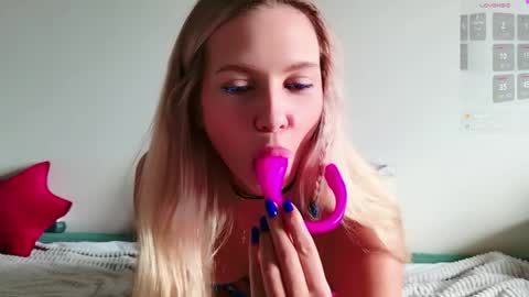 kittymiumiu online show from 04/11/26, 10:52