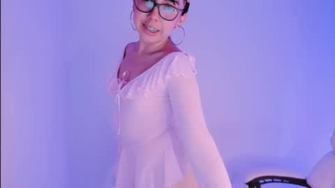 Snapshot of kiwi____ chatting on 07/27/26, 02:29 Little piece of fruit online show from 07/27/26, 02:29