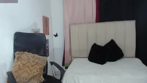 Snapshot of kleo_princess18 chatting on 02/14/25, 01:02 kleo online show from 02/14/25, 01:02