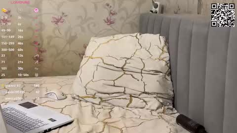 Snapshot of klikerstokens chatting on 12/14/25, 08:13 Louise and Mark online show from 12/14/25, 08:13