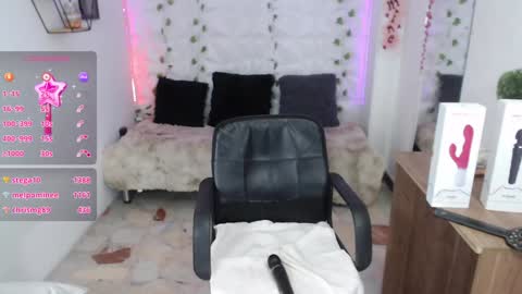 Snapshot of kloeking_ chatting on 01/22/25, 11:53 kloe online show from 01/22/25, 11:53