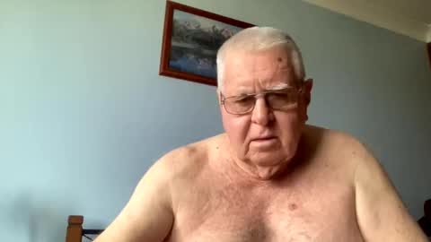 Snapshot of knights2001 chatting on 01/10/25, 04:33 Aussiedude online show from 01/10/25, 04:33