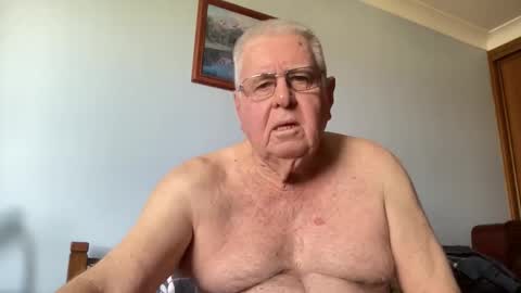 Snapshot of knights2001 chatting on 09/17/25, 02:02 Aussiedude online show from 09/17/25, 02:02