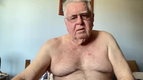 Snapshot of knights2001 chatting on 10/05/25, 03:38 Aussiedude online show from 10/05/25, 03:38