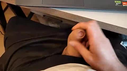 Snapshot of knilbonk chatting on 11/06/25, 09:43 knilbonk online show from 11/06/25, 09:43