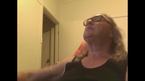 Snapshot of knobout chatting on 10/08/25, 10:02 knobout online show from 10/08/25, 10:02