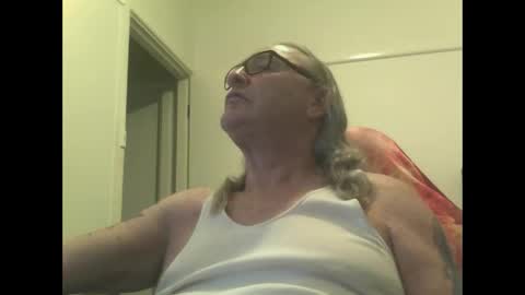 Snapshot of knobout chatting on 10/14/25, 03:18 knobout online show from 10/14/25, 03:18