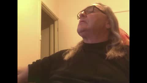 Snapshot of knobout chatting on 10/27/25, 08:18 knobout online show from 10/27/25, 08:18