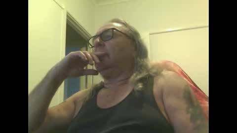 Snapshot of knobout chatting on 11/20/25, 08:52 knobout online show from 11/20/25, 08:52