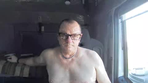 Snapshot of komputer123456789 chatting on 03/08/25, 11:37 Bogdan online show from 03/08/25, 11:37