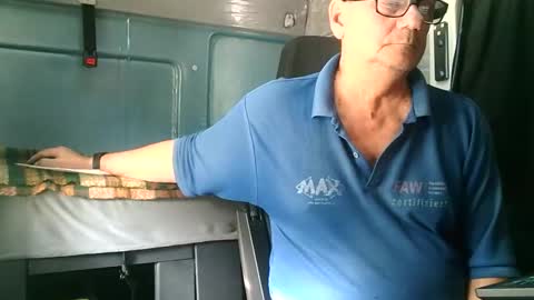 Snapshot of komputer123456789 chatting on 09/27/25, 09:14 Bogdan online show from 09/27/25, 09:14